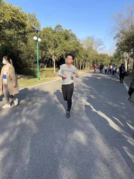 缓步  和读书还能这么玩 扬大硕士自创“智跑”
