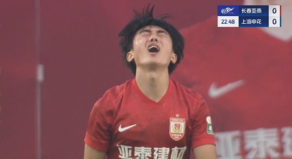 非常懊恼！玄智健单刀赴会过掉申花守门员，小角度左脚击中边网！