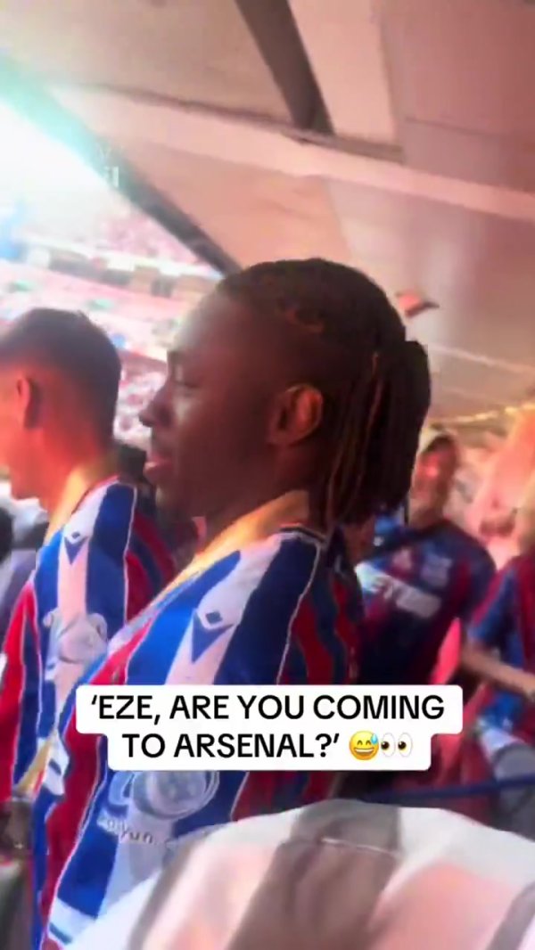 被球迷问是否会来阿森纳，埃泽面露微笑未做回应