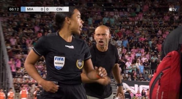 迈阿密球员危险区域  内倒地裁判    无表示, 马斯切拉诺非常不满!