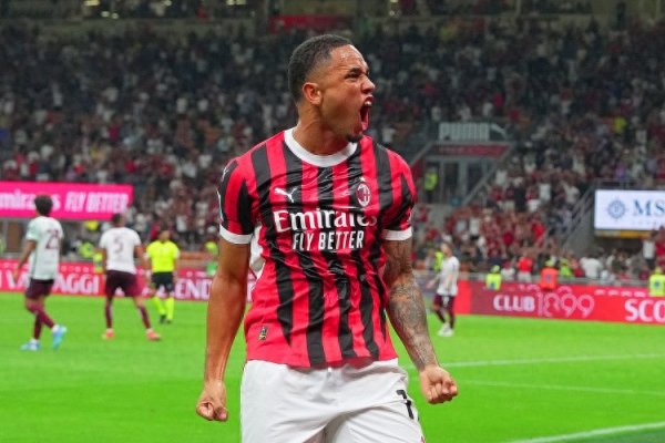 迪马济奥: 奥卡福可能留在米兰, 季前赛表现出色赢得阿莱格里信任