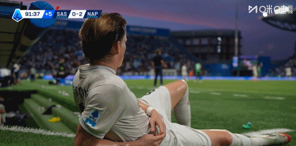 🏖️优雅！麦克托米奈补时卧在场边观看赛事