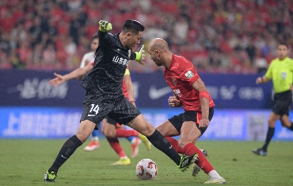 北青: 裁判    专家对王大雷违例  有不同理解, 但对于驱逐  判决  并无异议