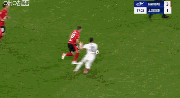 动作稍大！杨世元亮鞋底飞铲罗慕洛，外籍主裁果断掏出警告