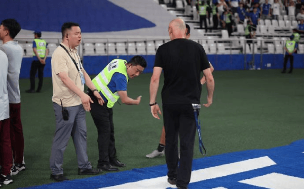 争议? 海港赢球后疑踩申花队标  ! 挑衅球迷+误伤美女记者, 大V怒斥