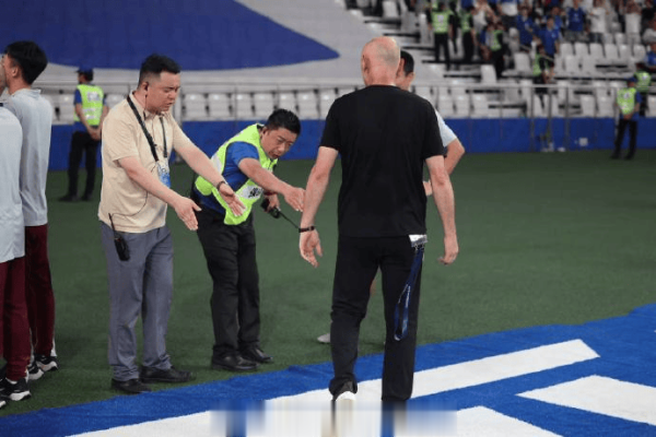 博主: 申花赢球后从未主动挑衅, 反观海港不断出现类似行为 博主: 申花赢球后从未主动挑衅, 反观海港不断出现类似行为