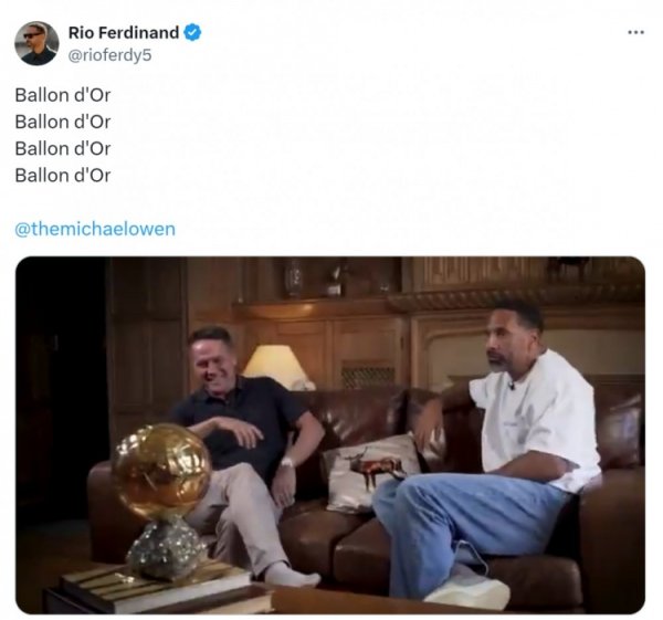 终生荣誉  ！欧文接受采访时向费迪南德展示金球奖