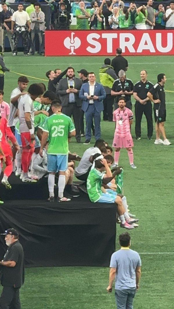 给予对手尊重，梅西赛后在场内看西雅图海湾人颁奖典礼