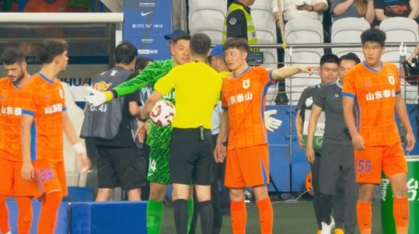 不解判决 !下半场开始前,王彤与王大雷仍向麦麦提江投诉此前手球运动 不解判决 !下半场开始前,王彤与王大雷仍向麦麦提江投诉此前手球运动