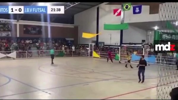 悲剧！巴西一五人制守门员用胸口扑点后倒地不起，最终不治身亡