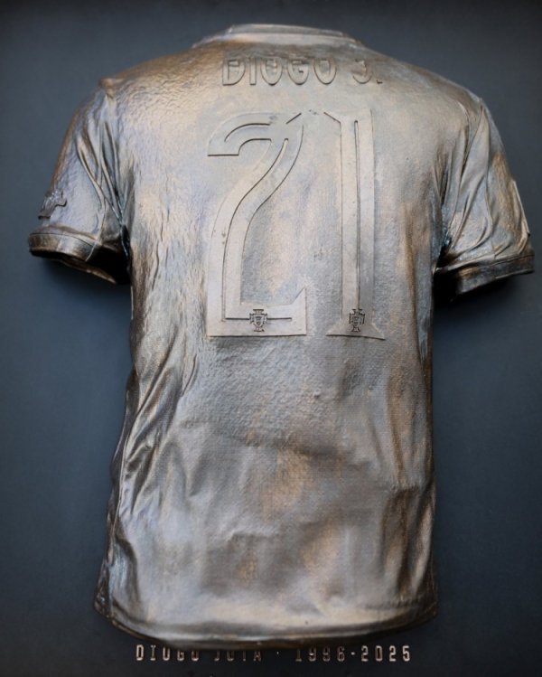 葡萄牙追授若塔勋位和功勋奖章，并举行“英雄广场”揭幕仪式