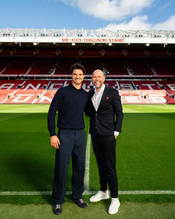 理想  成真！拉门斯和他的经纪人在老特拉福德运动活动    场  合影