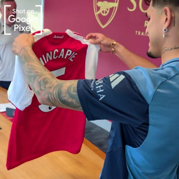 帅气！因卡皮耶身穿阿森纳运动活动    服  拍摄宣传照，阿森纳社媒晒花絮视频