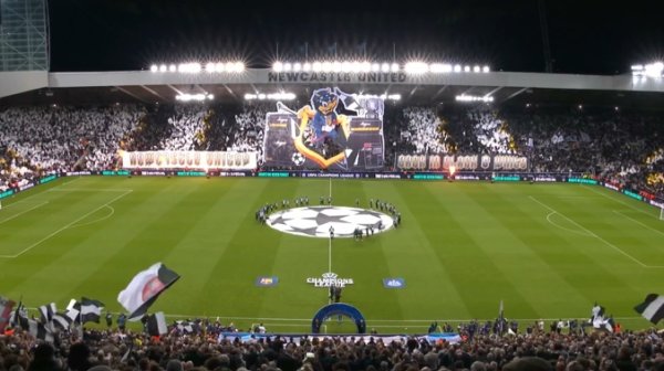 时隔22年再次欧冠迎战巴萨，纽卡球迷赛前展示巨幅TIFO