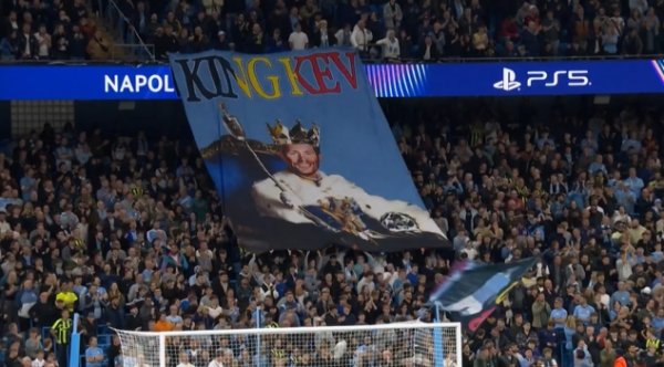 欢迎丁丁重回伊蒂哈德！球迷展示tifo：King 凯文！