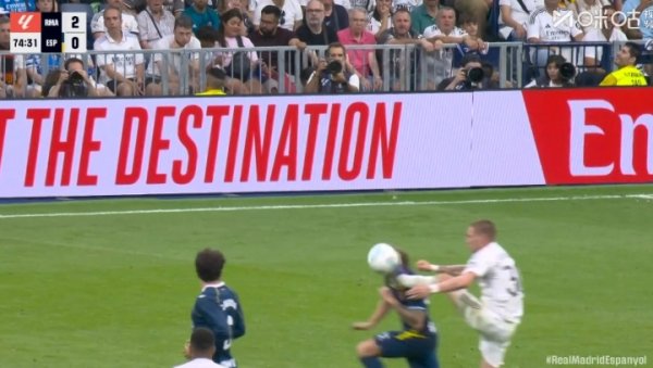 危险动作！马斯坦托诺抬脚过高踢到对方头部染黄，对方血流不止