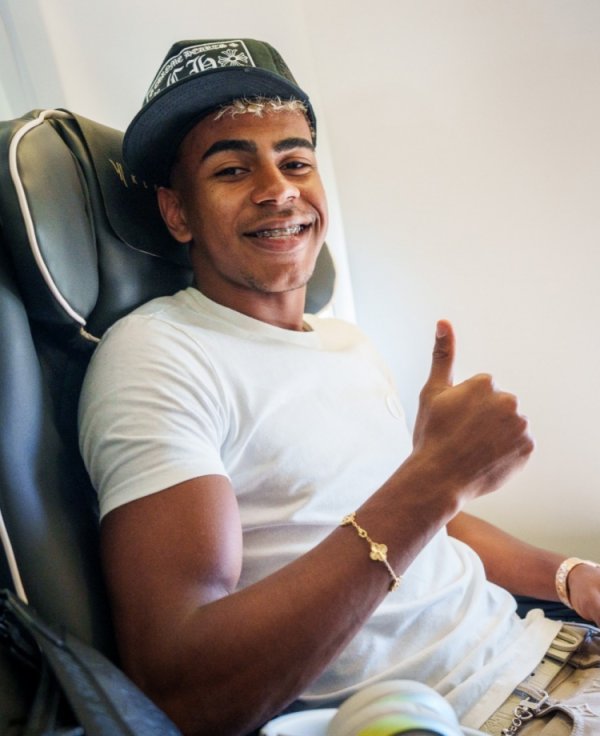 巴萨官推晒亚马尔、拉菲尼亚等前往金球奖典礼照：巴黎等待我们