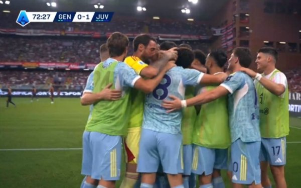 终于破僵！弗拉霍维奇顶球破门，众队友一同加入  庆祝