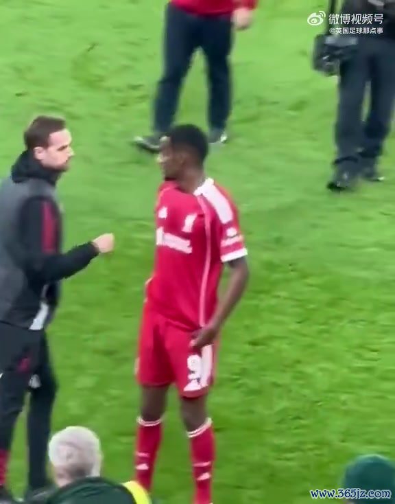 中场球员额外训练！伊萨克中场球员时被工作人员拦下要求进行折返跑，欣然接受