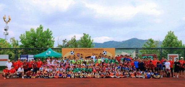 这位古代足球    “洋教头”扎根青岛20年！