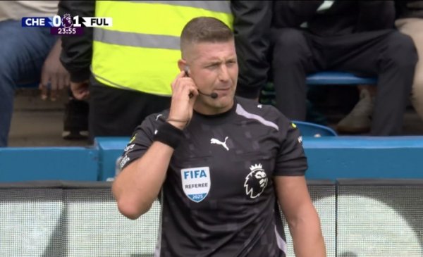 主裁判    现场判点原话：经核查，塞塞尼翁舒展  双臂使身体不自然扩大