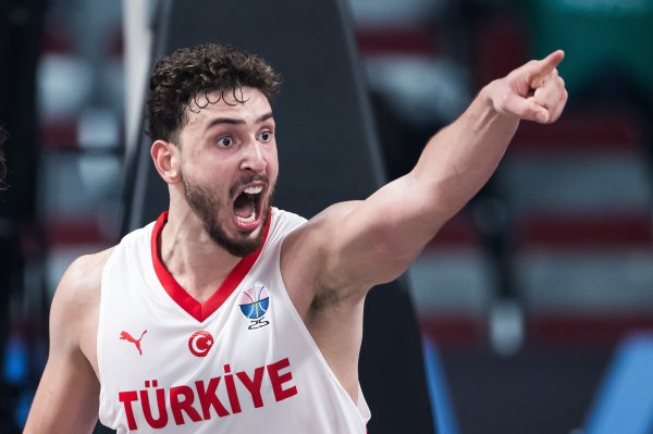 科克马兹: 恩比德曾是我协同  过的最强五号位 但现在改换申京了!