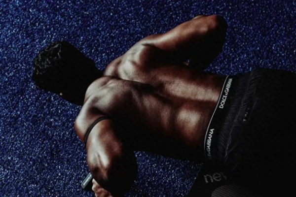 皇马新星练出一身肌群  , 球迷惊讶