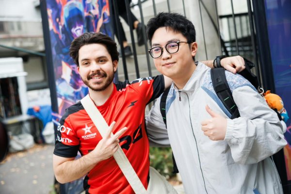 巴黎全球第一名  赛第二日赛后返图: ZmjjKK和Ethan赛前合影