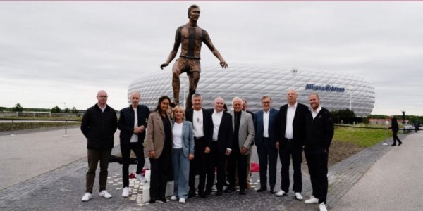 贝肯鲍尔雕像在安联运动活动    场  揭幕, 与传奇人物盖德-穆勒雕像并列