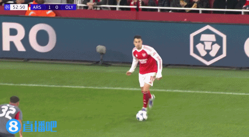 可惜了！阿森纳出色  队伍  协作  ，特罗萨德无人盯防一脚打偏