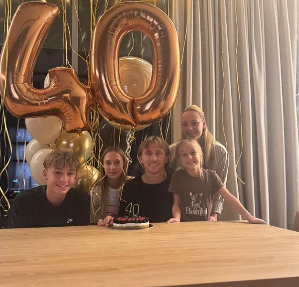 莫德里奇庆祝40岁生日, 仍是巨星, 一家5口高颜值, 和娇妻很恩爱