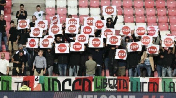 意大利球迷抗议以色列：播放国歌时回转  背对+举起呼吁停战的标语