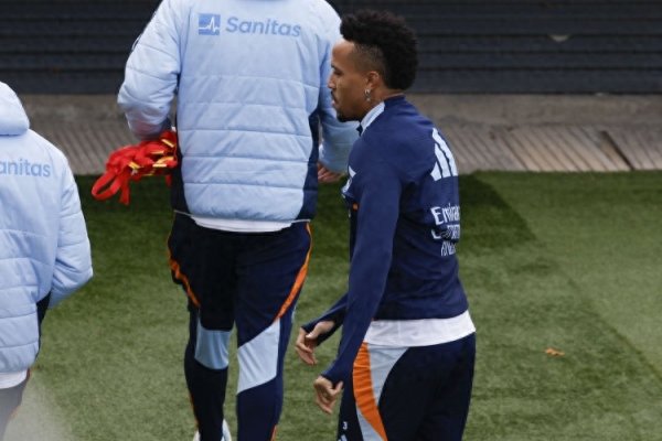 马赛球迷调侃米利唐危险区域  手球运动  未判: 皇马在危险区域  内“打篮球赛  ”很正常