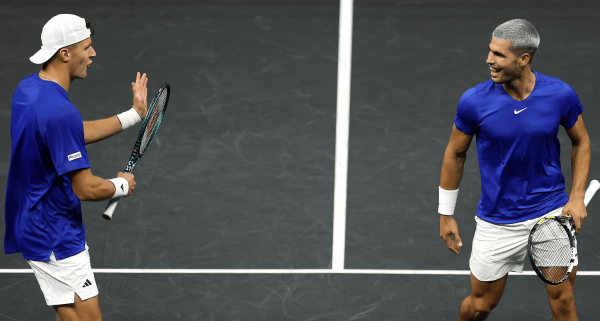 拉沃尔杯: 阿卡/门希克双人赛获胜, 首日欧洲队3-1世界队