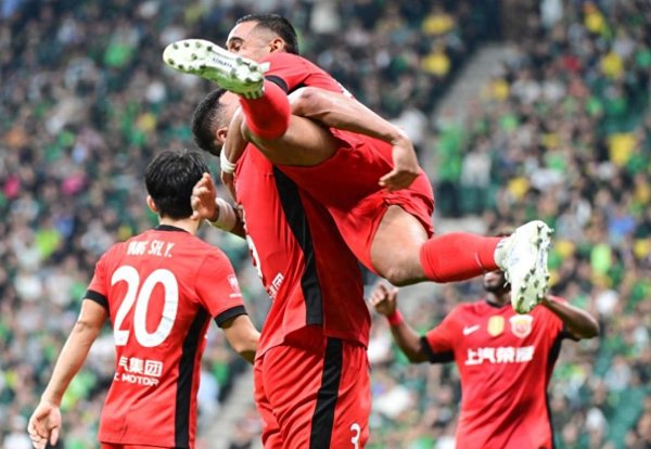 中超锋霸迸发  : 2场制造5球, 改变争冠格局, 率队冲击第一名