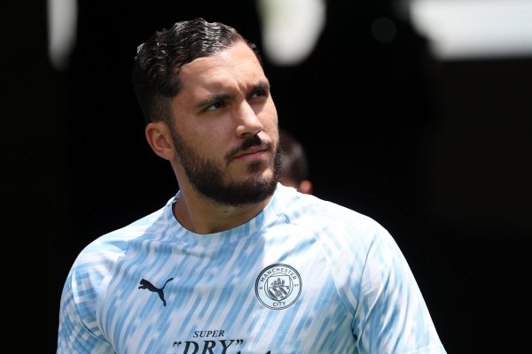 加盟至今谢尔基代表曼城在正式赛事  出战379分钟，贡献3球4助功