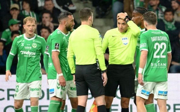 往运动活动    场  扔硬币😅巴黎人报：圣埃蒂安球迷砸到裁判    被判七个月缓刑