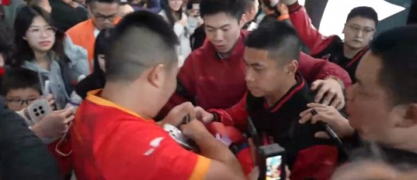 荣誉  返渝！重庆铜梁龙冲超成功，球迷热情接机人山人海