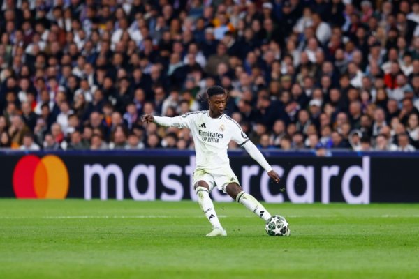 记者：卡马文加因伤退赛法国队集训，提前返回马德里